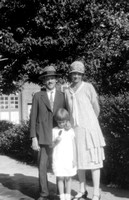 This may be Charlotte (Lotte) Schuster with her first husband, Joseph Karres, and their daughter Trudy.