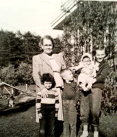 Charity Belle Davis Ogle with some of her grandchildren: Lana, Bill, Sanita, and either Patricia or Priscilla