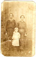 Alice McMahan Maddron with her daughter Harriet and LouElla